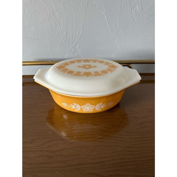 Vintage 1970's Pyrex Butterfly Gold Covered Casserole Dish with LID Collectible - Picture 7 of 9